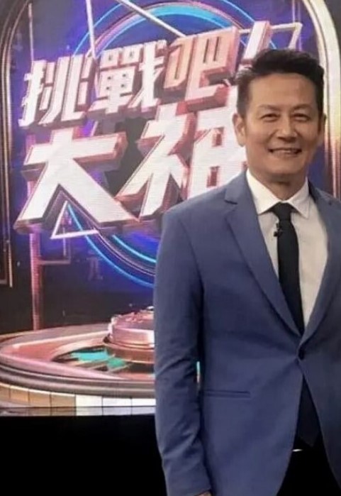 按摩店4P月黑风高来冒险两个女客户同时按摩4P啪啪推胸揉穴脱下裤子按摩床上操姿势多花样多抬起双腿侧入抽插猛操 - 就要草在线海报